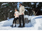 Deux personnes en vestes polaires et pantalons de randonnée dans un paysage enneigé.