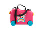 Une valise rose à roulettes avec un motif Peppa Pig.