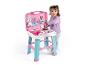 Petite fille jouant avec une cuisine de jeu Smoby rose et bleue.