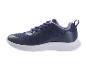 Des baskets bleues avec une semelle blanche.