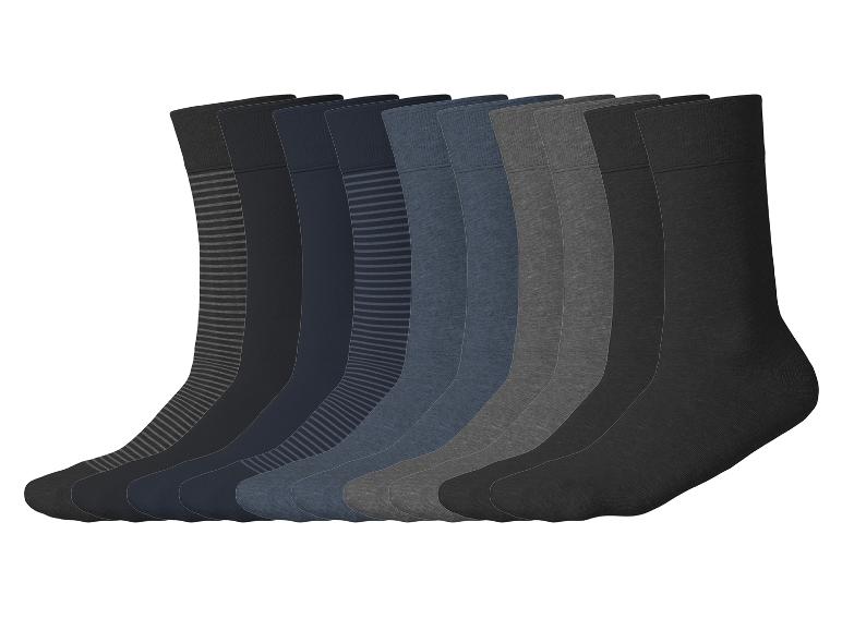 Un lot de dix paires de chaussettes en coton pour homme dans des tons bleus, gris et noirs, certaines unies, d'autres rayées.