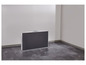 Une table pliante avec un plateau noir et un cadre en aluminium.