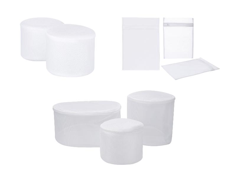 Sacs de lavage en maille blanche de différentes formes et tailles, y compris cylindriques et rectangulaires.