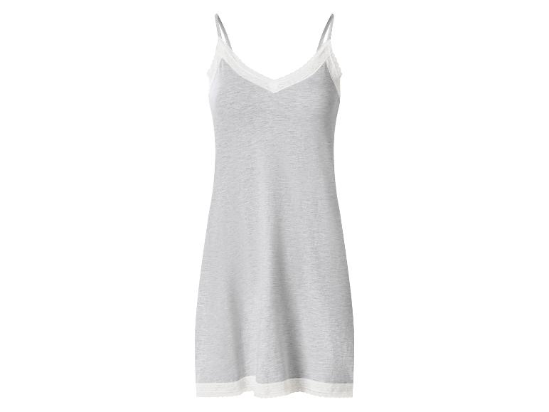 Chemise de nuit grise à fines bretelles avec dentelle blanche au décolleté et à l'ourlet.