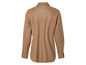 Une chemise en similicuir marron à manches longues.