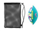Un ballon de football turquoise et rose avec un motif géométrique et un sac en filet noir.