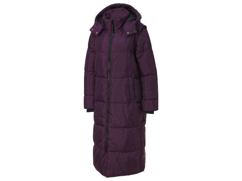 Un long manteau d'hiver violet à capuche de la marque Lettele Sport.