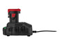 Un chargeur noir avec une batterie rouge.