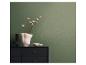 Papier peint texturé vert avec une commode foncée et un vase décoratif.