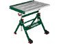 Établi vert avec pieds pliables et roulettes, doté d'une surface de travail métallique.