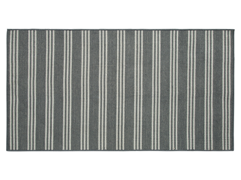Un tapis rayé gris.