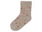 Chaussettes beiges avec des coeurs roses et des étoiles rouges.