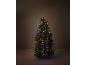 Sapin de Noël avec guirlandes lumineuses colorées sur fond sombre.