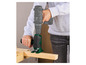 Une personne utilise une perceuse et une scie sauteuse Parkside pour travailler le bois.