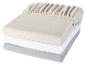 Un ensemble de draps beige, blanc et gris