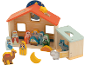 Crèche en bois avec figurines, animaux et étable.