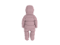 Vue arrière d'une combinaison de neige rose pour bébé avec capuche.