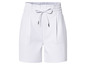 Short blanc avec taille élastique et cordon de serrage.