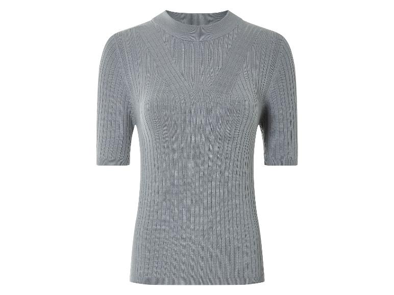 Un t-shirt en tricot gris clair à manches courtes.