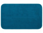 Un tapis de bain turquoise en éponge.