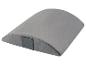 Coussin lombaire ergonomique gris, en forme de demi-lune, avec une sangle de transport.