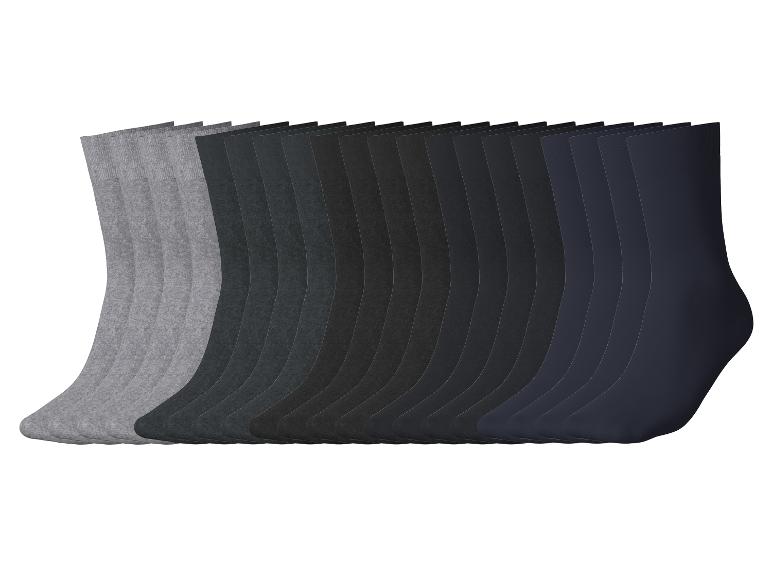 Une rangée de 20 paires de chaussettes dans des tons de gris, noir et bleu foncé.