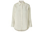 Une chemise crème à manches longues et à boutons.