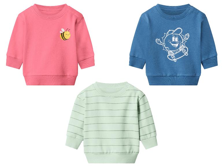 Trois pulls pour bébés : rose avec une abeille, bleu avec un skateur, vert rayé.