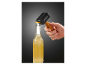 Un ouvre-bouteille en forme de marteau Parkside ouvre une bouteille.