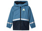 Imperméable bleu avec des bandes réfléchissantes et un motif de voiture.