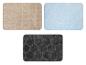 Tapis de bain beige, bleu clair et gris avec différents motifs.