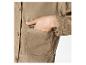Une veste en jean beige avec une poche