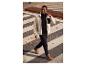 Homme en veste polaire beige, sweat-shirt noir et pantalon noir traversant un passage piéton.