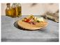 Planche de service avec fromage, salami, tomates cerises et huile.