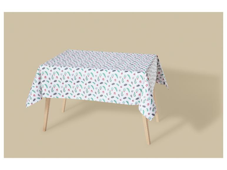 Nappe avec un motif de feuilles et de baies sur une table.