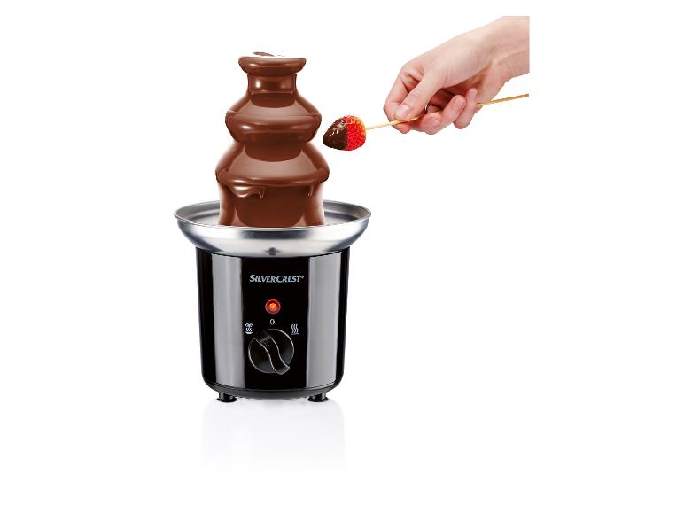 Une fontaine à chocolat SilverCrest avec une fraise trempée dans le chocolat.