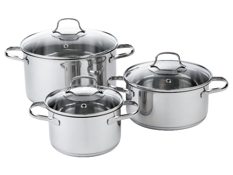 Trois casseroles en acier inoxydable avec couvercles en verre.