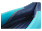 Gros plan sur un kayak gonflable bleu et turquoise.