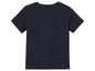 Un t-shirt bleu marine à manches courtes.