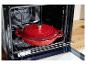 Une cocotte rouge Silvercrest dans un four.