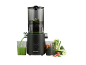 Extracteur de jus noir avec jus vert et légumes.