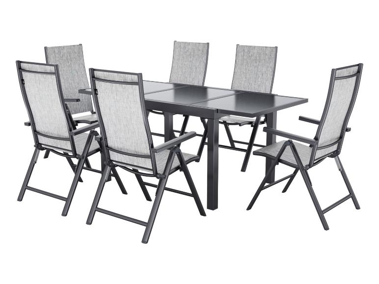 Ensemble de salle à manger d'extérieur avec une table extensible gris foncé et six chaises pliantes assorties.
