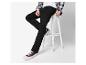 Pantalon cargo noir et baskets pour homme.