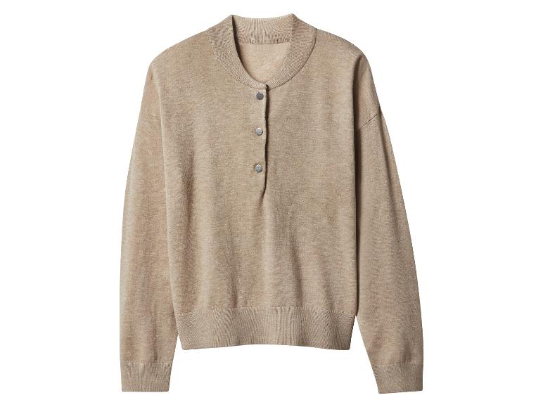 Pull beige à col rond avec boutons métalliques.