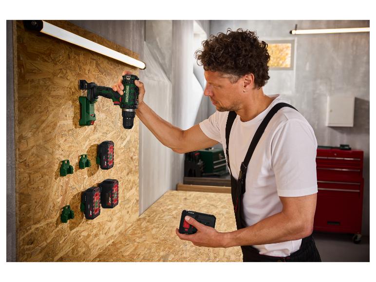 Support mural PARKSIDE pour batteries et visseuse dans un atelier