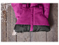Une combinaison d'hiver rose et noire pour enfants avec des bretelles.