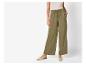 Pantalon large kaki et ballerines beiges.