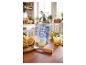 Presse-agrumes, citronnade et citrons sur une table de cuisine.