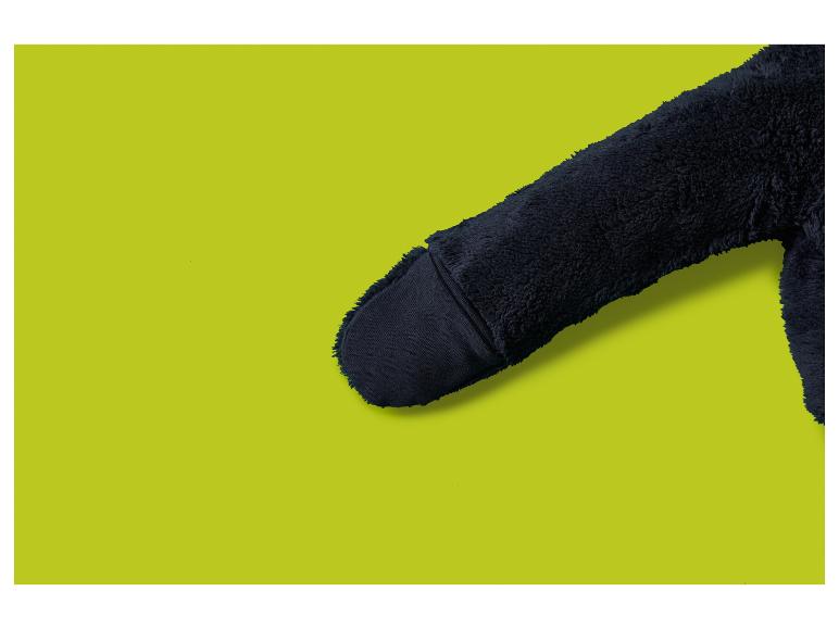 Manche en peluche noire sur fond vert lime.