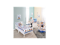Chambre d'enfant avec lit, coffre à jouets et table à motifs de chiots.